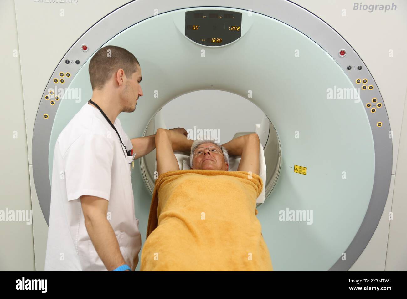 PET-CT Siemens Biograph, kombinierte Apparatur für Positronen-Emissions-Tomographie PET und Röntgen-Computertomographie CT, Nuklearmedizin, Onkologikoa Hospi Stockfoto