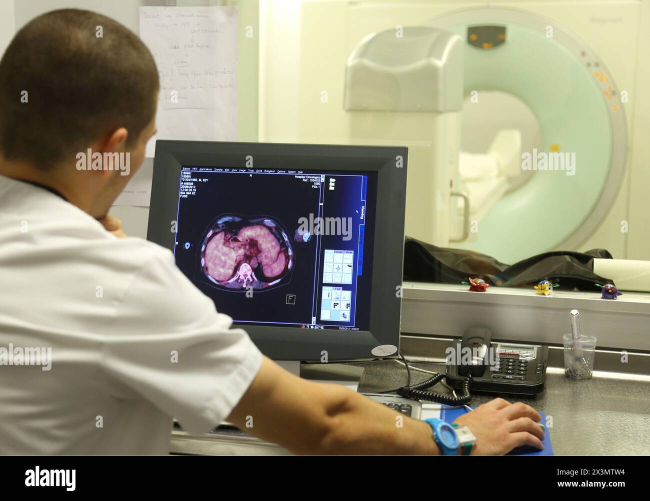 PET-CT Siemens Biograph, kombinierte Apparatur für Positronen-Emissions-Tomographie PET und Röntgen-Computertomographie CT, Nuklearmedizin, Onkologikoa Hospi Stockfoto
