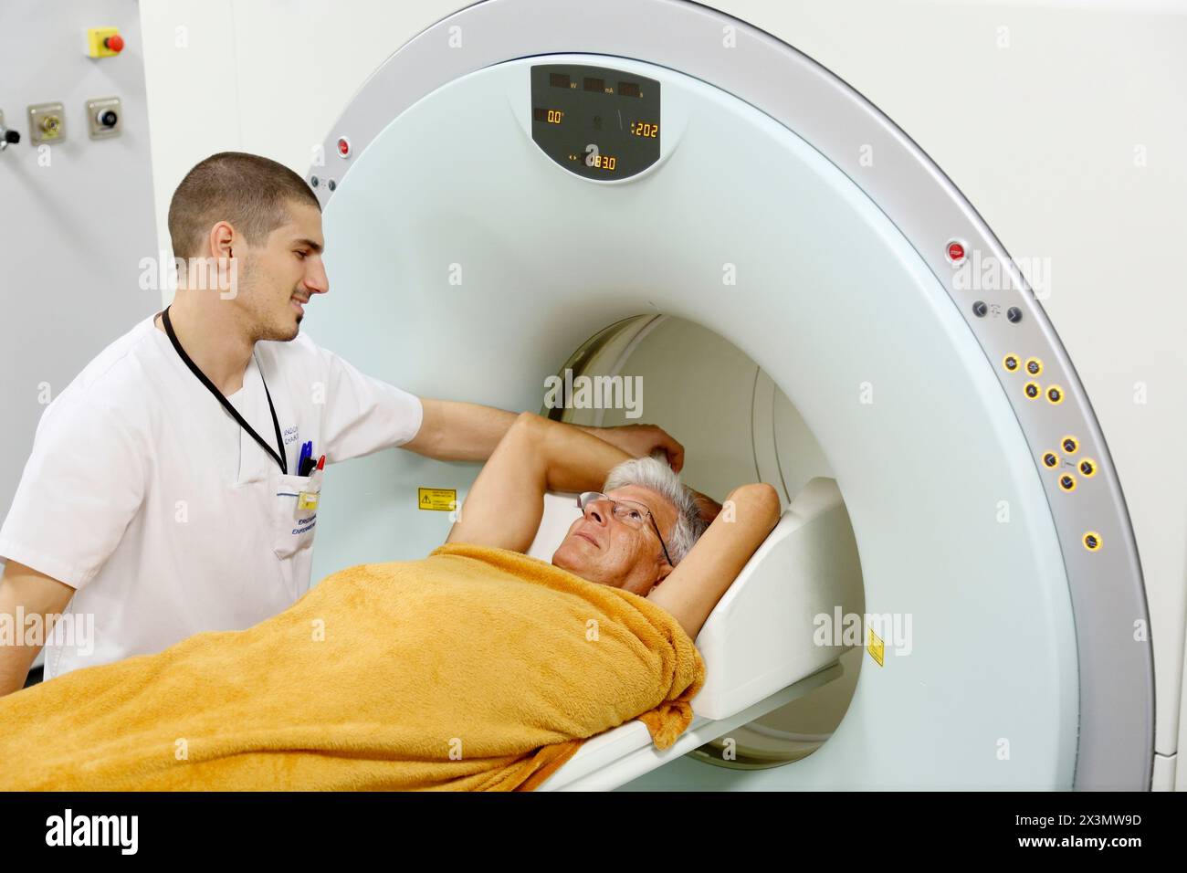 PET-CT Siemens Biograph, kombinierte Apparatur für Positronen-Emissions-Tomographie PET und Röntgen-Computertomographie CT, Nuklearmedizin, Onkologikoa Hospi Stockfoto