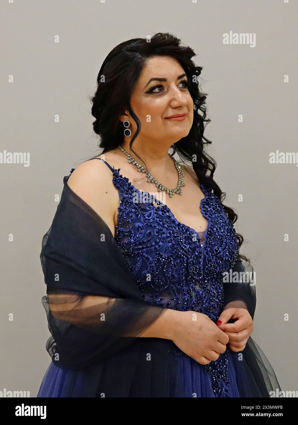 Diyarbakir, Türkei. April 2024. Die berühmte deutsch-kurdische Opernsängerin Pervin Chakar posiert für Fotos. Die weltbekannte deutsch-kurdische Opernsängerin und Sopranistin Pervin Chakar trat im Kultur- und Kongresszentrum in der türkischen Stadt Diyarbakir auf und wurde von mehr als zweitausend Menschen beobachtet. Chakar sang Werke auf Kurdisch, Armenisch, Italienisch und Türkisch. Die Sopranistin Pervin Chakar erhielt einen Teil ihrer musikalischen Ausbildung in Italien und lebt derzeit in Deutschland. Der Künstler, der in vielen Ländern Konzerte gegeben hat, hat viele internationale Auszeichnungen erhalten. Quelle: SIPA USA/Alamy Live News Stockfoto