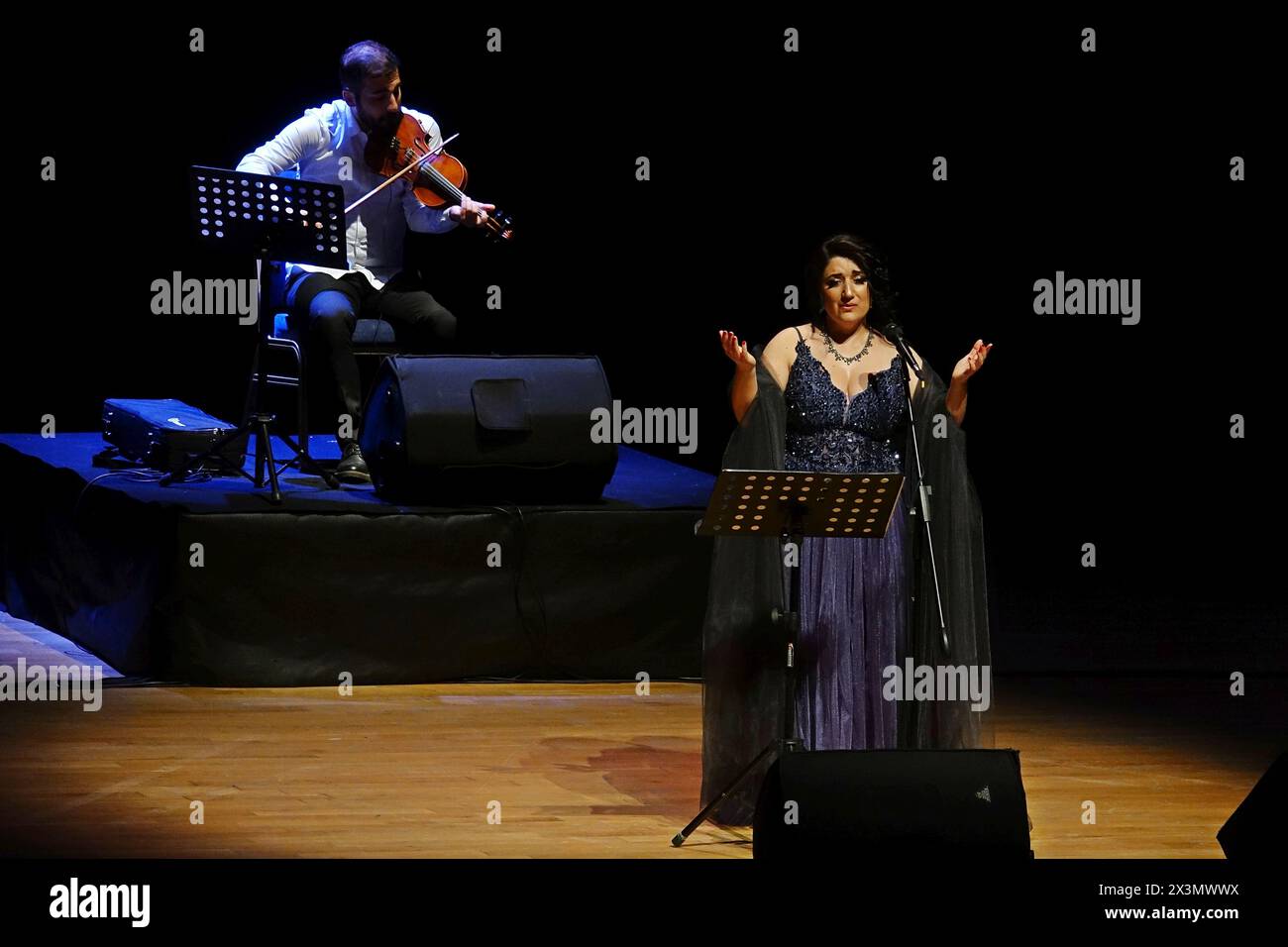 Die berühmte deutsch-kurdische Opernsängerin Pervin Chakar tritt während eines Konzerts auf. Die weltbekannte deutsch-kurdische Opernsängerin und Sopranistin Pervin Chakar trat im Kultur- und Kongresszentrum in der türkischen Stadt Diyarbakir auf und wurde von mehr als zweitausend Menschen beobachtet. Chakar sang Werke auf Kurdisch, Armenisch, Italienisch und Türkisch. Die Sopranistin Pervin Chakar erhielt einen Teil ihrer musikalischen Ausbildung in Italien und lebt derzeit in Deutschland. Der Künstler, der in vielen Ländern Konzerte gegeben hat, hat viele internationale Auszeichnungen erhalten. Stockfoto