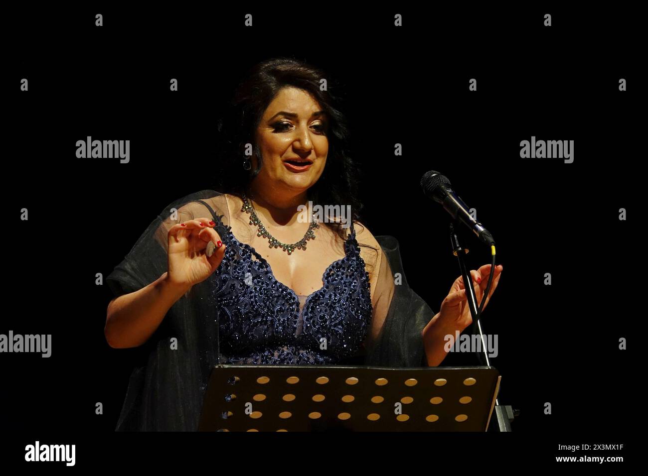 Die berühmte deutsch-kurdische Opernsängerin Pervin Chakar tritt während eines Konzerts auf. Die weltbekannte deutsch-kurdische Opernsängerin und Sopranistin Pervin Chakar trat im Kultur- und Kongresszentrum in der türkischen Stadt Diyarbakir auf und wurde von mehr als zweitausend Menschen beobachtet. Chakar sang Werke auf Kurdisch, Armenisch, Italienisch und Türkisch. Die Sopranistin Pervin Chakar erhielt einen Teil ihrer musikalischen Ausbildung in Italien und lebt derzeit in Deutschland. Der Künstler, der in vielen Ländern Konzerte gegeben hat, hat viele internationale Auszeichnungen erhalten. Stockfoto