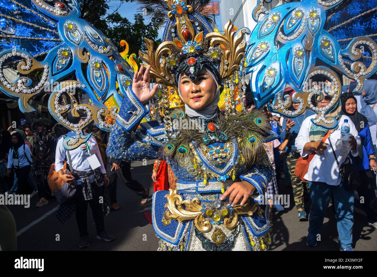 Cimahi, West-Java, Indonesien. April 2024. Während der Teilnahme am Cimahi Menari Festival, das anlässlich des Internationalen Tanztags 2024 in Cimahi stattfand, tanzten Tänzer in traditionellen Kostümen. Mehr als 1000 Tänzerinnen und Tänzer feierten den Internationalen Tanz-Tag, der morgen auf den 29. April fällt, ein jährliches globales fest, das seit 1982 vom Internationalen Tanzrat (CID) und der UNESCO veranstaltet wird, um die Wertschätzung der Tanzform zu erhöhen. Quelle: ZUMA Press, Inc./Alamy Live News Stockfoto