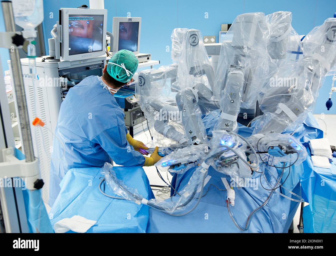 OP, Prostatakrebs-Roboterchirurgie, da Vinci chirurgischer Roboter, Urologie. Krankenhaus Policlinica Gipuzkoa, San Sebastian, Donostia, Euskadi, Sp Stockfoto