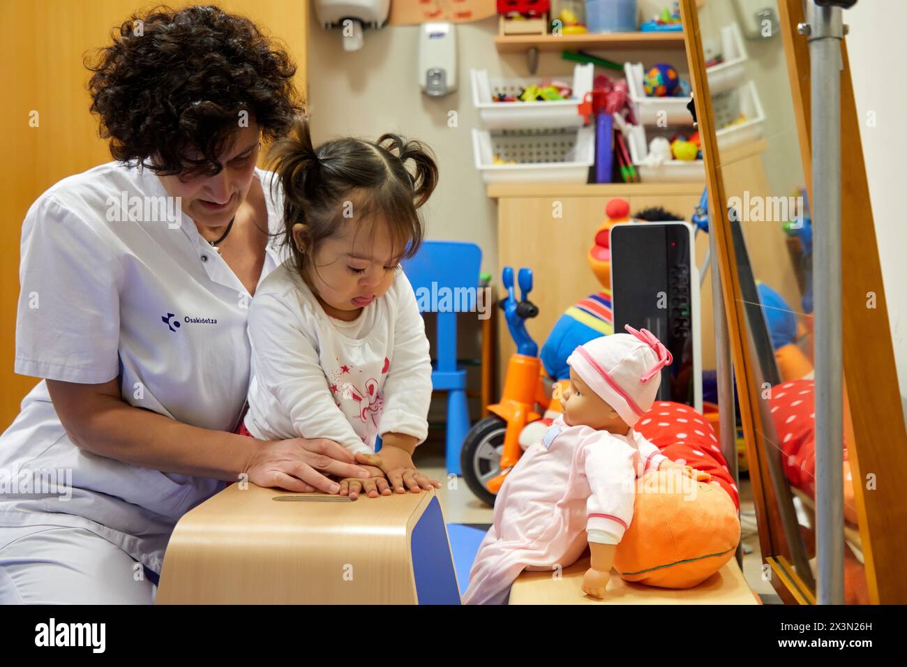 Physiotherapeut Lehre ein Mädchen mit Down-syndrom, oben zu stehen, Rehabilitation, Amara Berri Health Center Gebäude, Donostia, San Sebastian, Gipuzkoa, Stockfoto