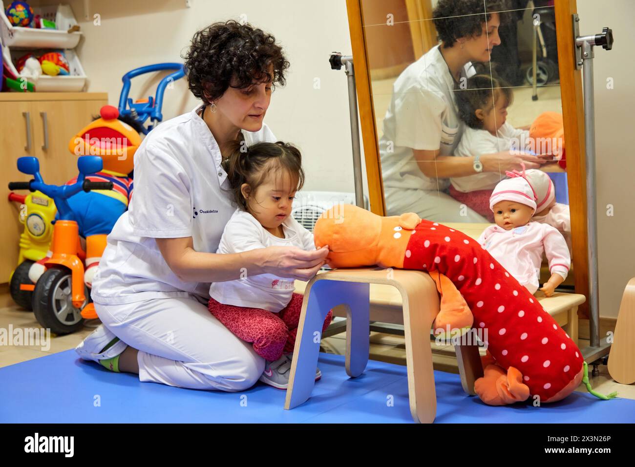 Physiotherapeut Lehre ein Mädchen mit Down-syndrom, oben zu stehen, Rehabilitation, Amara Berri Health Center Gebäude, Donostia, San Sebastian, Gipuzkoa, Stockfoto