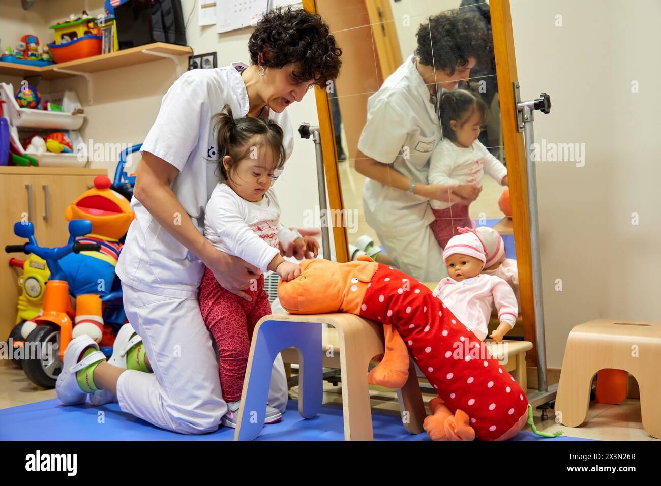 Physiotherapeut Lehre ein Mädchen mit Down-syndrom, oben zu stehen, Rehabilitation, Amara Berri Health Center Gebäude, Donostia, San Sebastian, Gipuzkoa, Stockfoto