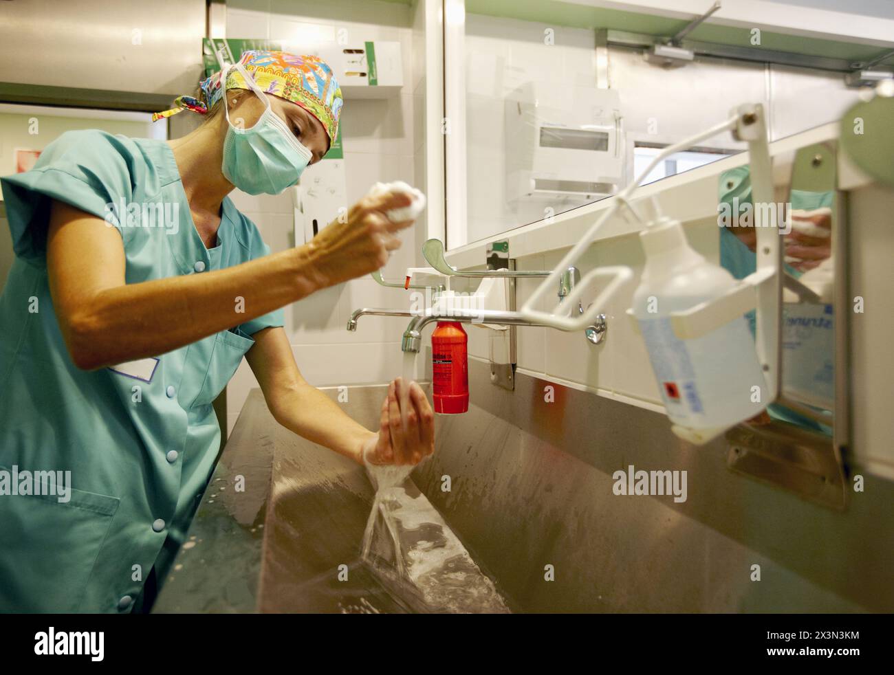 Händewaschen, Chirurgische Abteilung. Krankenhaus Universitario de Gran Canaria Arzt Negrin, Las Palmas de Gran Canaria. Kanarische Inseln, Spanien Stockfoto