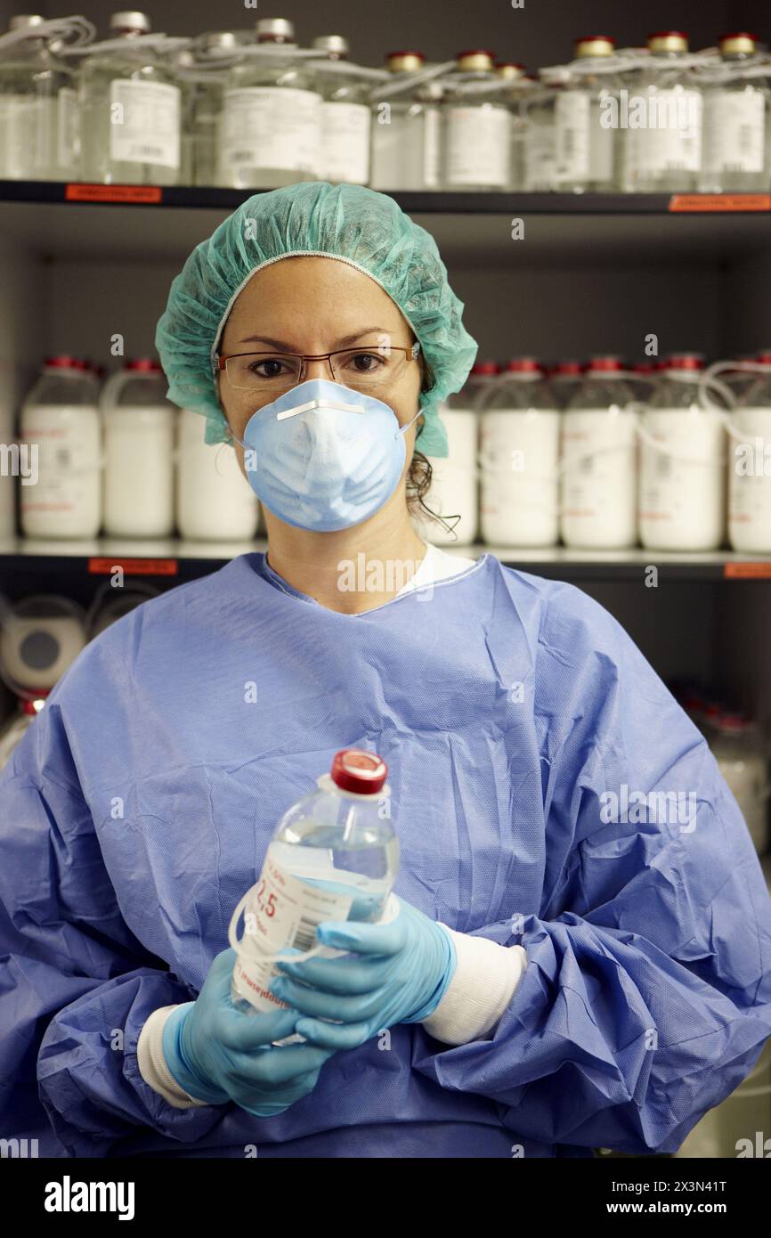 Parenterale Ernährungsglasflaschen in der Krankenhausapotheke. Krankenhaus Universitario de Gran Canaria Arzt Negrin, Las Palmas de Gran Canaria. Kanarische Insel Stockfoto