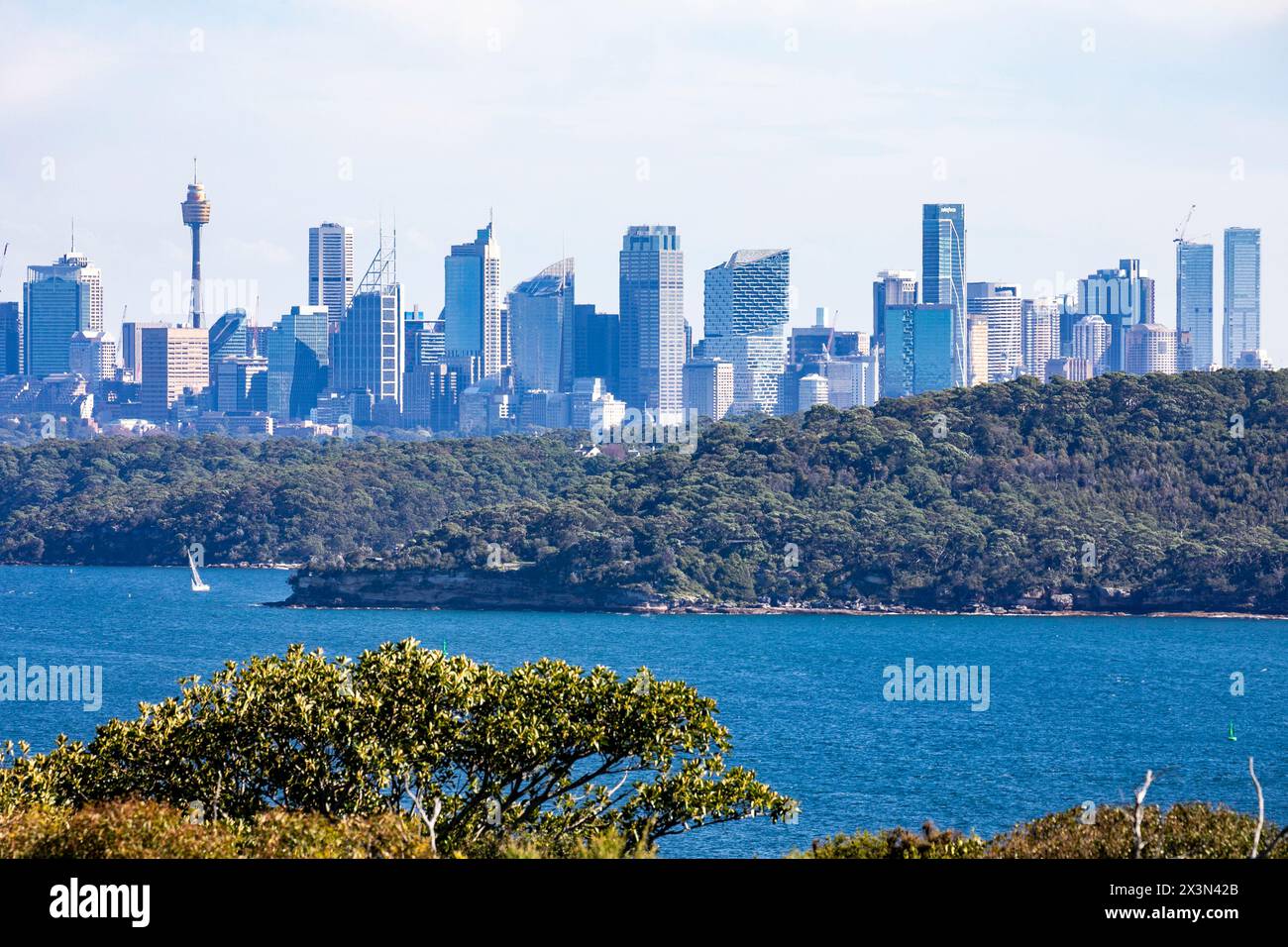 Skyline und Stadtansicht im Stadtzentrum von Sydney von North Head Manly aus, über den Hafen von Sydney und Sydney Heads, NSW, Australien Stockfoto