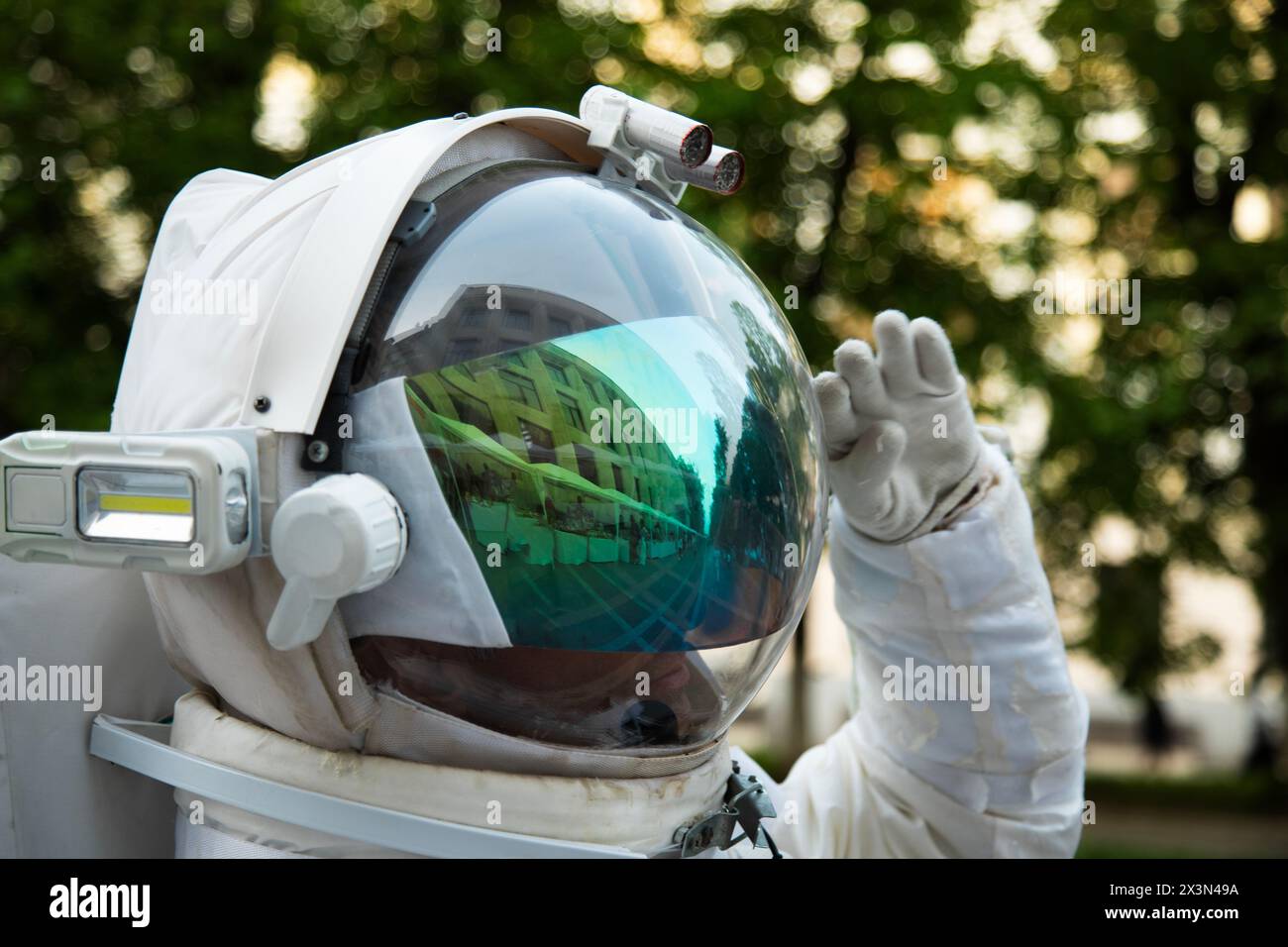 Astronaut mit Nahaufnahme. Prototyp-Konzept für Raumanzüge. Stockfoto