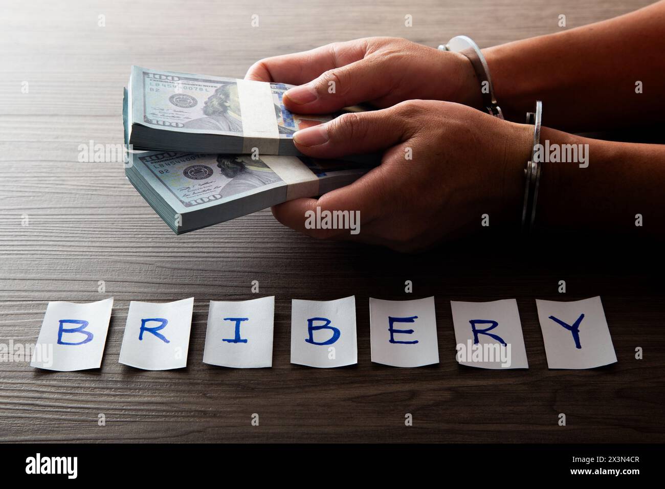 Die Hände eines Geschäftsmannes in Handschellen. Konzept der Bestechung Stockfoto