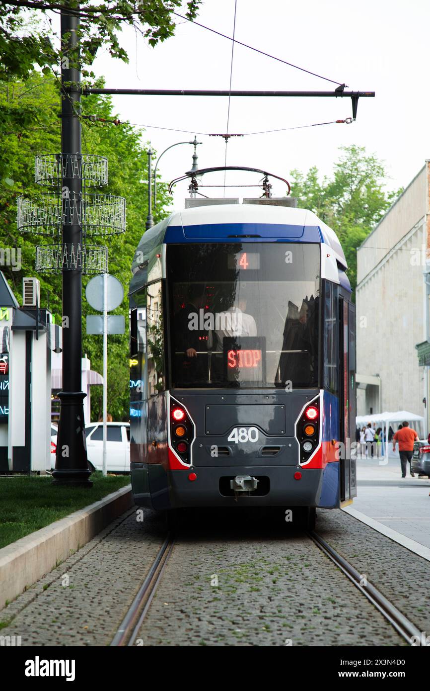 Straßenbahnrückansicht mit Schild „Stop“. Haltekonzept für öffentliche Verkehrsmittel. Vertikale Aufnahme Stockfoto