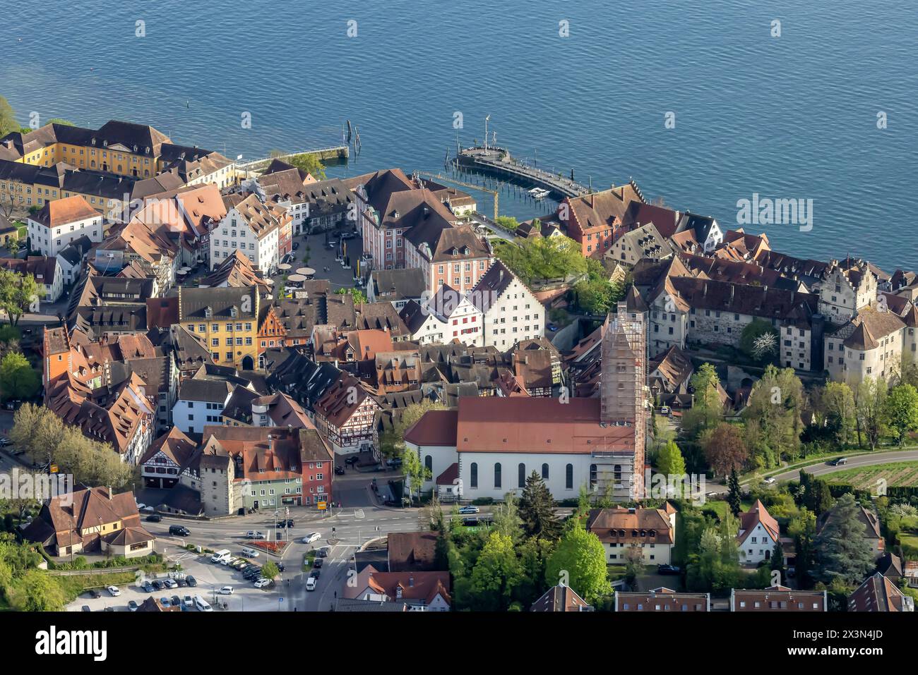 Flug im Zeppelin über den Bodensee bei Meersburg, Altstadt, Hafen und Schloss. // 14.04.2024: Meersburg, Baden-Württemberg, Deutschland, Europa *** Ze Stockfoto