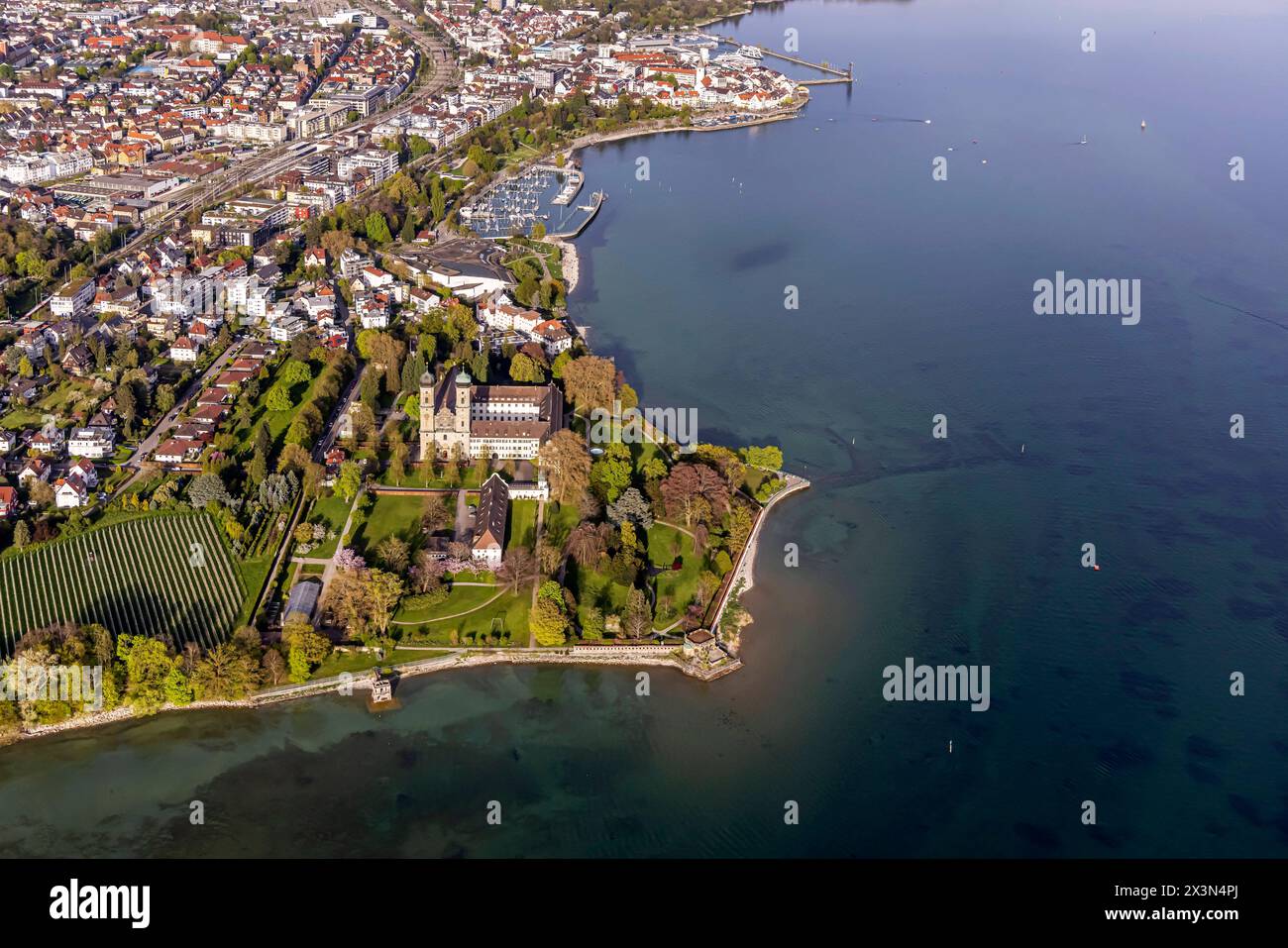 Flug im Zeppelin über den Bodensee. Friedrichhafen mit Schloss und Schloskirche. // 14.04.2024: Friedrichshafen, Baden-Württemberg, Deutschland, Europ Stockfoto