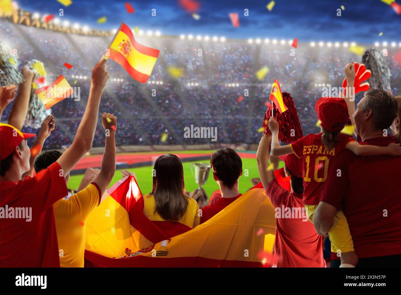 Spanien Fußballfan auf Stadion. Spanische Fans auf dem Fußballplatz beobachten Mannschaftsspielen. Gruppe von Anhängern mit Flagge und Nationaltrikot jubeln Stockfoto