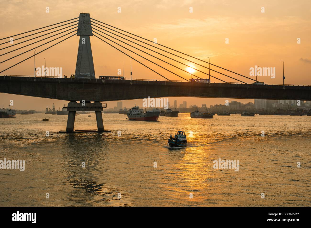 Die Shah Amanat Bridge (3. Karnaphuli-Brücke) in Chittagong ist die neueste von drei Brücken, die den Karnaphuli-Fluss in Bangladesch überqueren Stockfoto