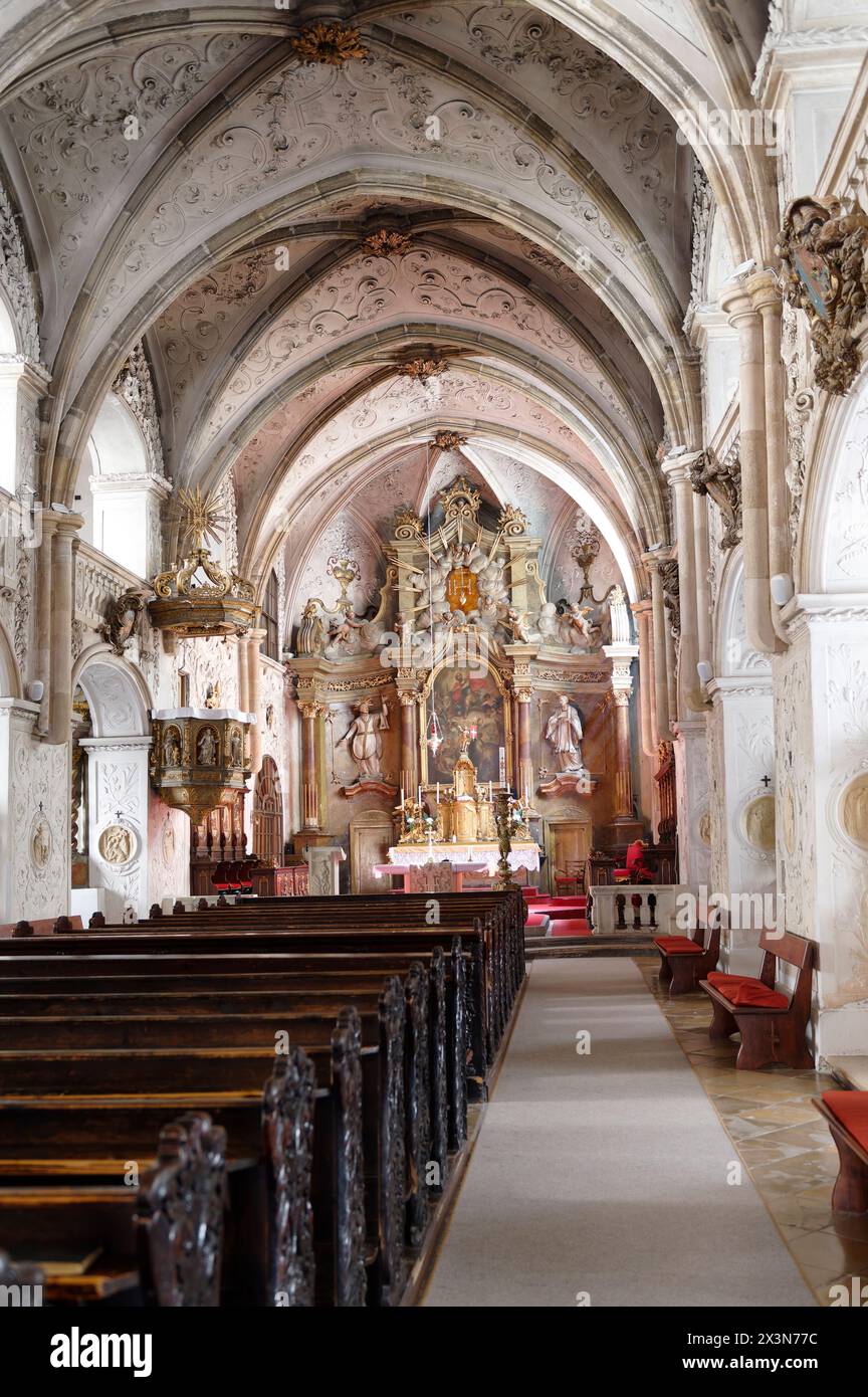 Sopron, Ungarn. Kathedrale Kirche St. George in der Altstadt von Sopron. Der Hauptaltar aus dem Jahr 1761 zeigt das Martyrium und die Verklärung des Heiligen George Stockfoto