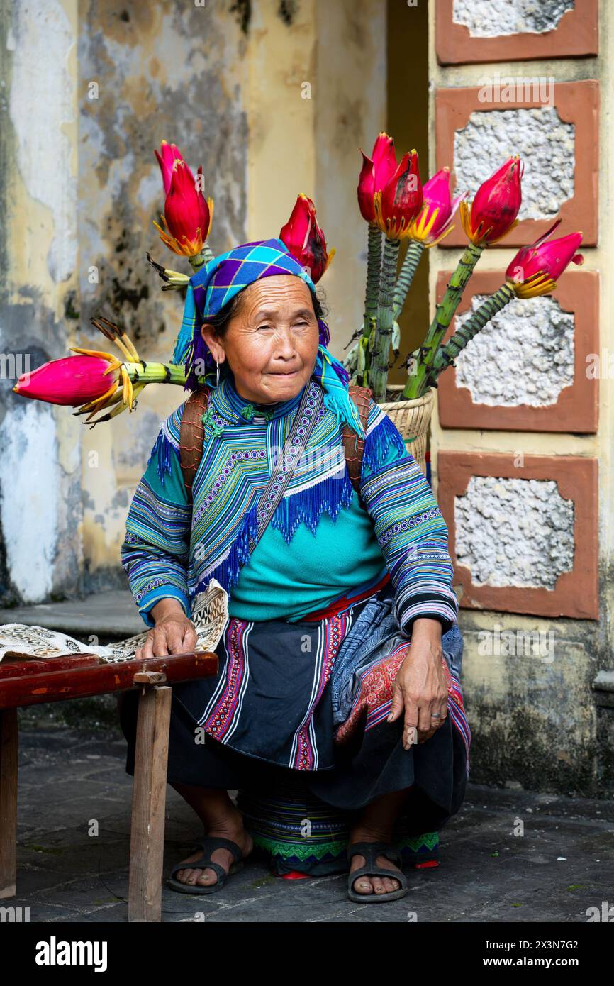 Blume Hmong Frau im Hmong Königspalast (Vau Meo) in Bac Ha, Lao Cai Provinz, Vietnam Stockfoto