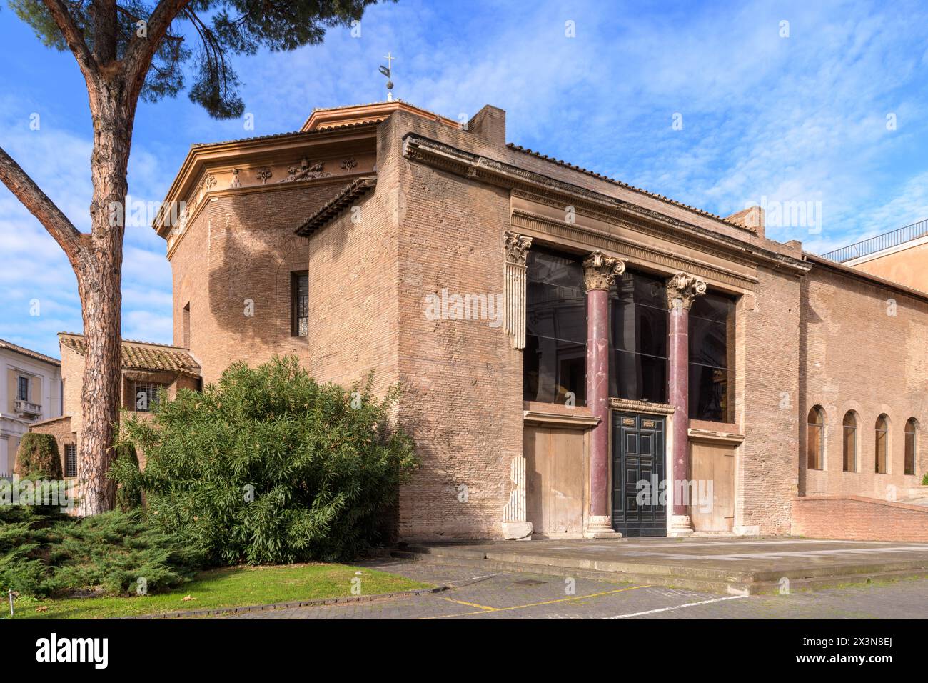 Atriumaußenseite des Lateran Baptisteriums (Battistero lateranense, auch bekannt als San Giovanni in Fonte oder San Giovanni in Onda). Rom, Italien Stockfoto