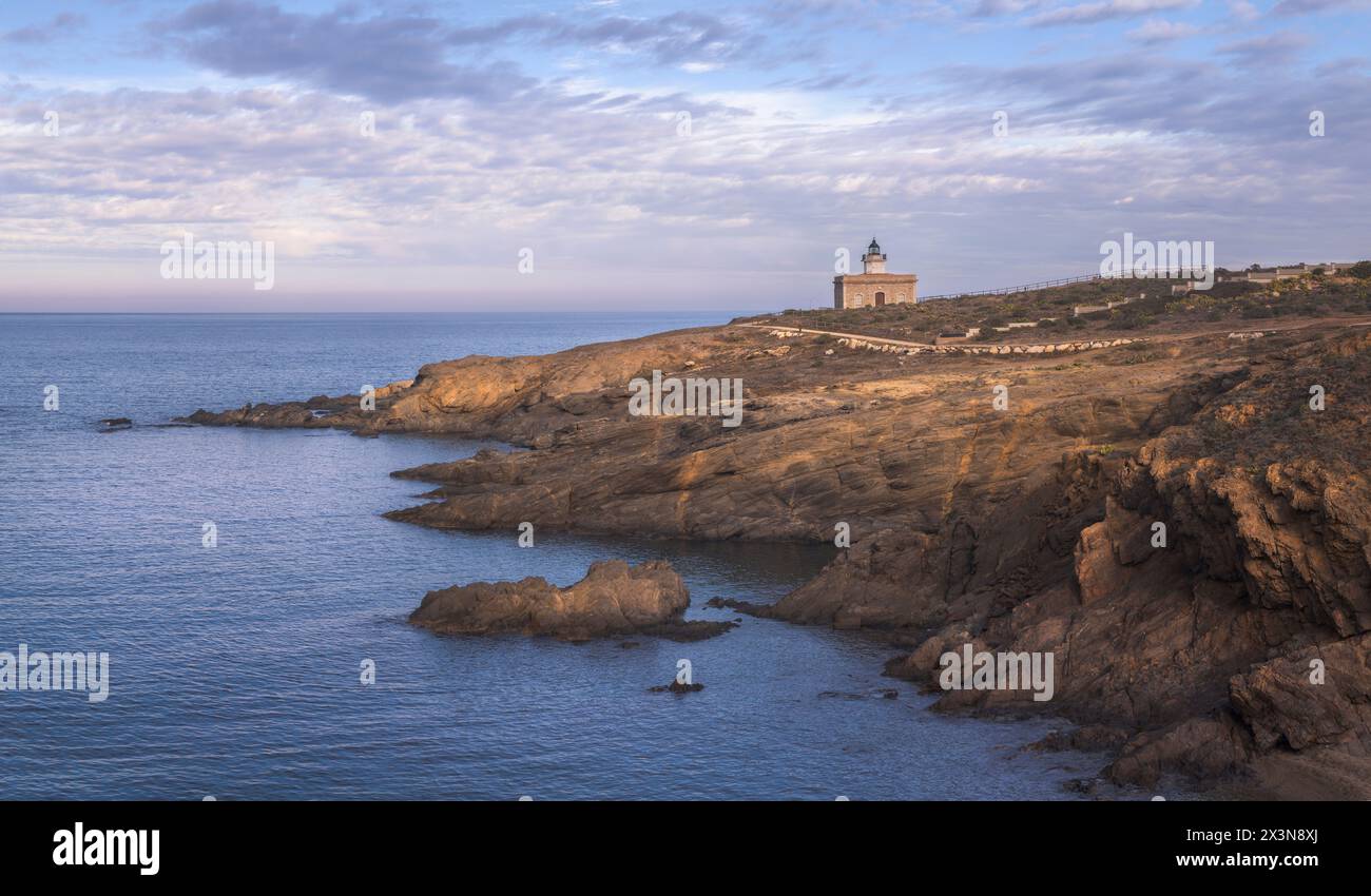S'Arenella Leuchtturm in der Abenddämmerung, vom Küstenpfad von Llanca zum Port de la Selva, Katalonien aus gesehen Stockfoto