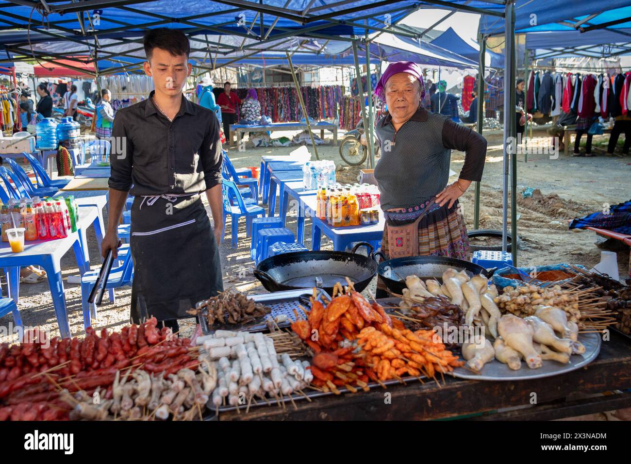 Imbissstand auf dem Can Cau Markt in der Provinz Lao Cai, Vietnam Stockfoto