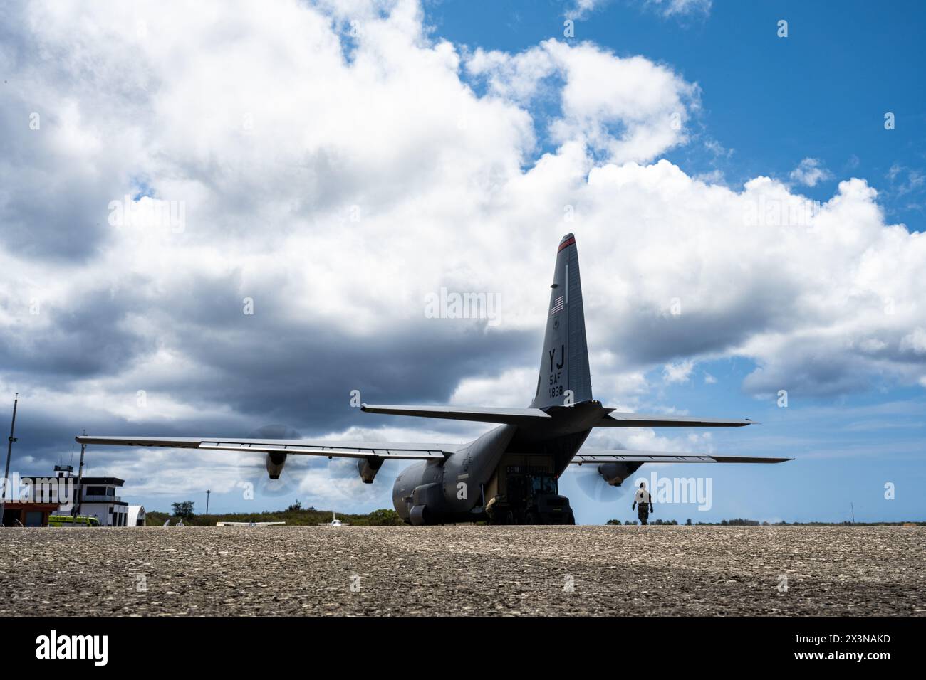 Eine C-130 Hercules der U.S. Air Force aus Yokota Air Base, Japan, bereitet sich auf den Start vor, um Servicemitarbeiter und Fracht zurück zur Andersen Air Force zu transportieren Stockfoto