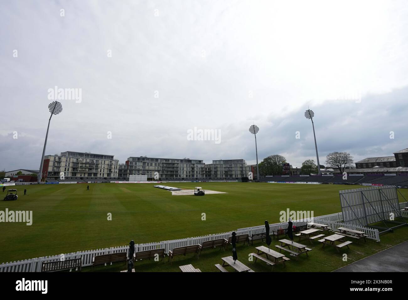 Bristol, Großbritannien, 28. April 2024. Ein allgemeiner Blick auf das Seat Unique Stadium, da die Abdeckungen nach starkem nächtlichem Regen während des Spiels der Vitality County Championship Division 2 zwischen Gloucestershire und Middlesex abgelöst werden. Quelle: Robbie Stephenson/Gloucestershire Cricket/Alamy Live News Stockfoto