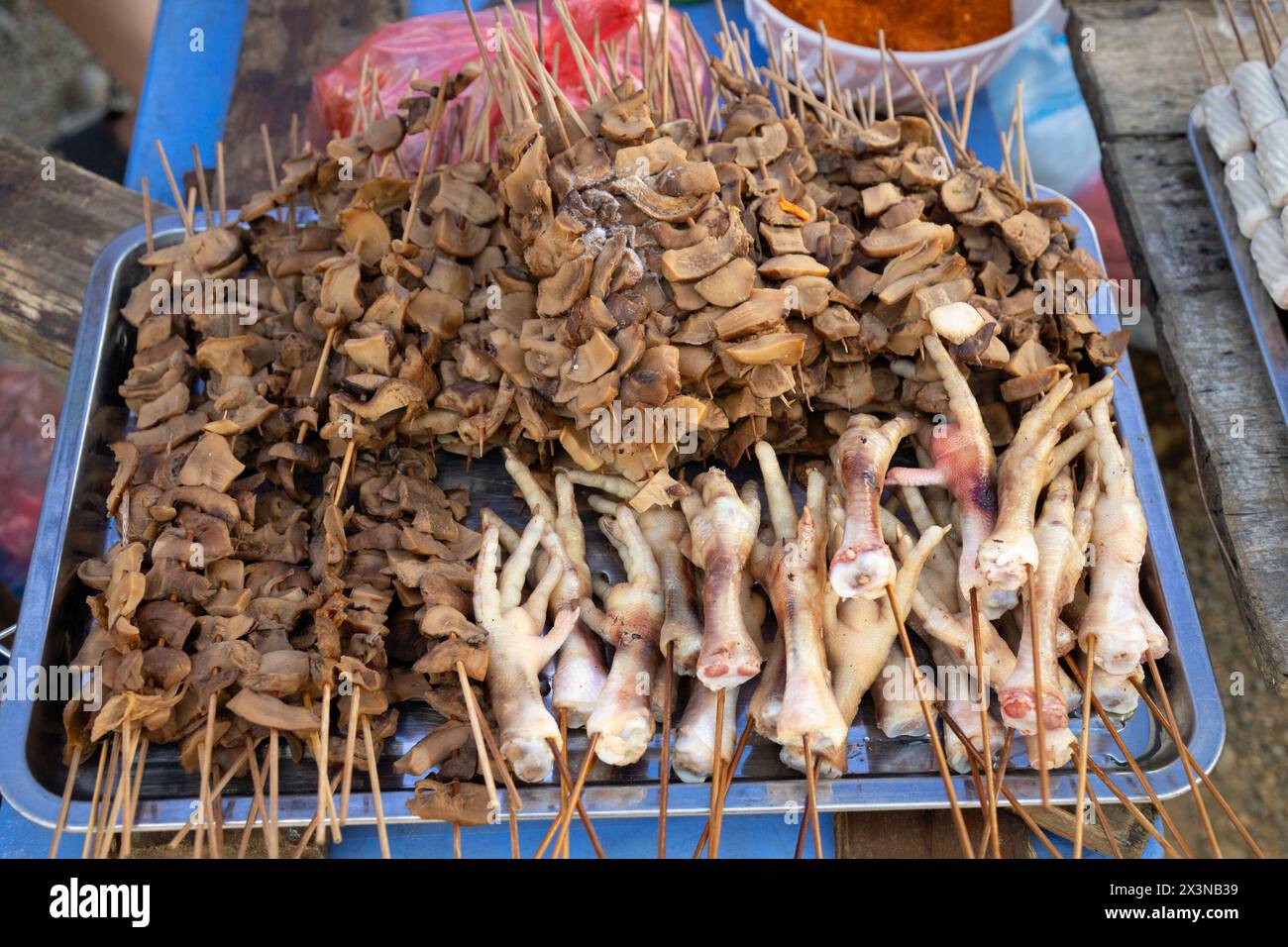 Lebensmittel zum Verkauf auf dem Can Cau Markt in der Provinz Lao Cai, Vietnam Stockfoto