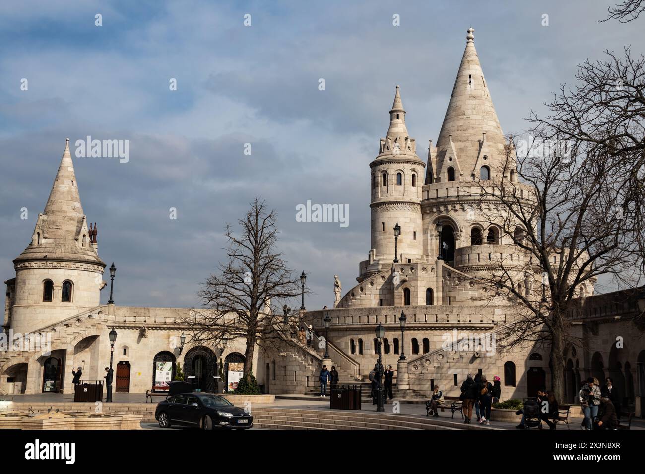 Fischerbastei in Budapest (ungarisch: Halszbstya), Struktur mit sieben Türmen, die die Magyar-Stämme darstellen, ein neoromanischer Edelstein Stockfoto