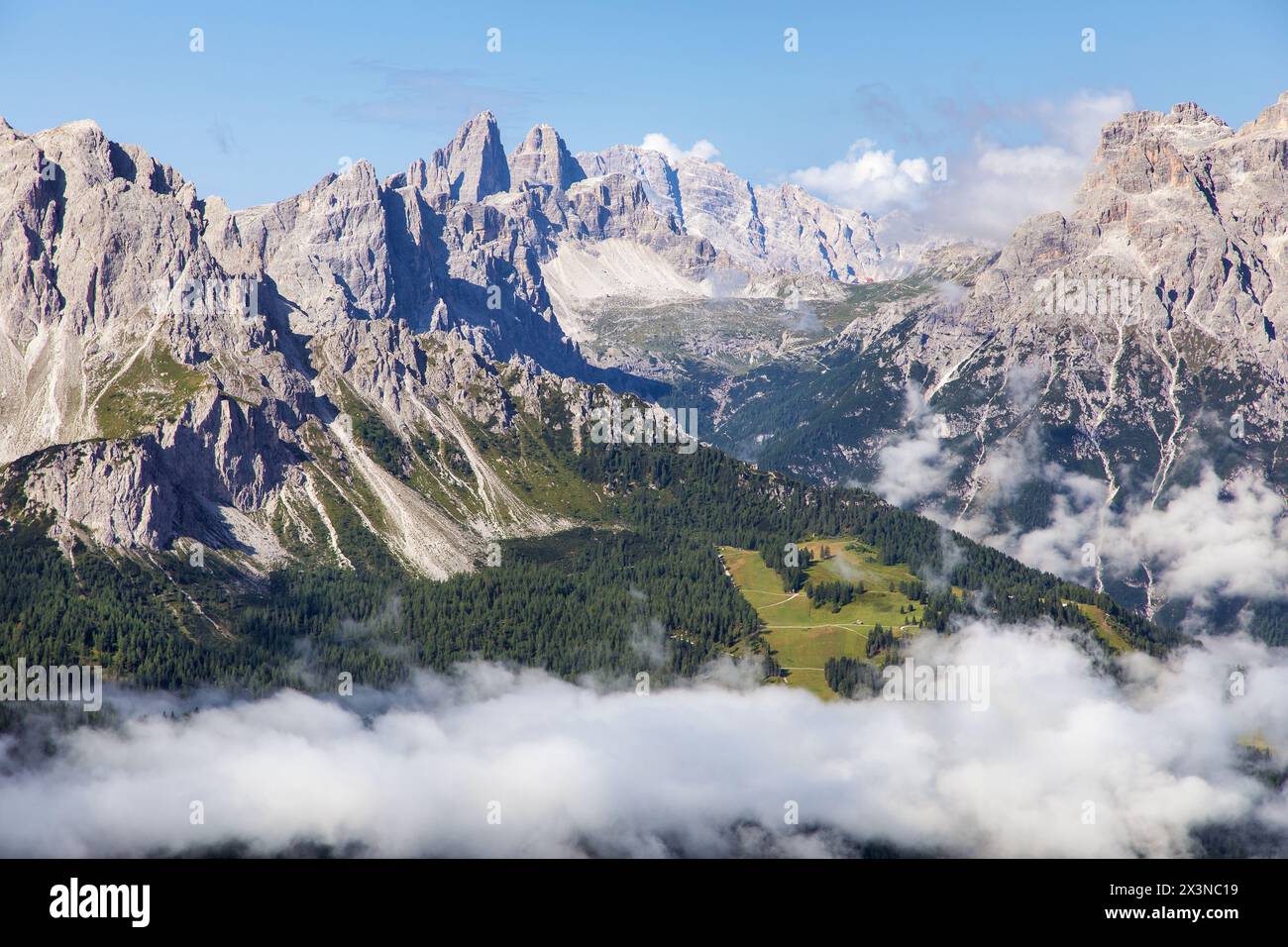 Panoramablick auf die Sexten dolomiten oder Dolomiti di Sesto von den Karnischen Alpen, Italien Stockfoto