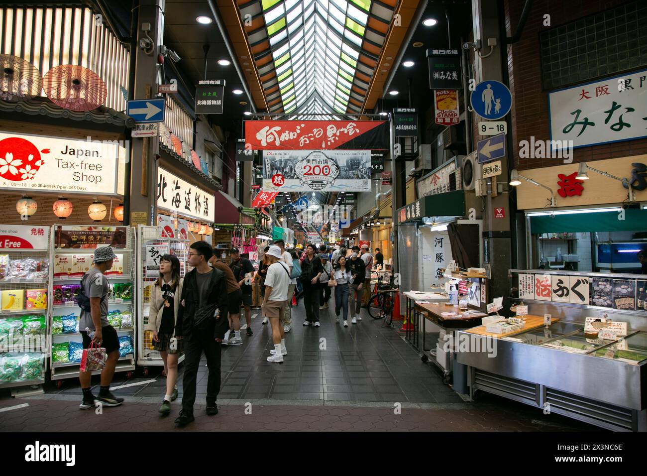 Osaka, Japan; 20. Oktober 2023: Kuromon Ichiba Market, berühmter Fischmarkt in Osaka in Japan. Stockfoto