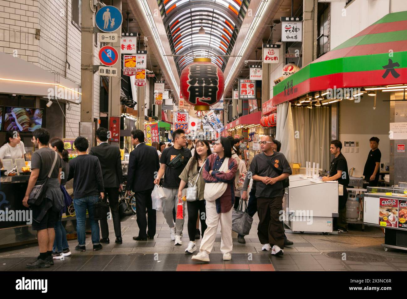 Osaka, Japan; 20. Oktober 2023: Kuromon Ichiba Market, berühmter Fischmarkt in Osaka in Japan. Stockfoto
