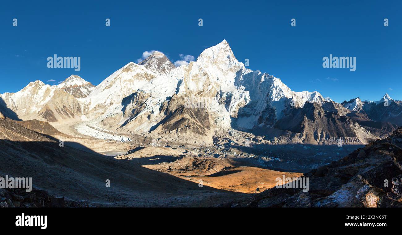Abendlicher Sonnenuntergang Panoramablick auf Mount Everest, Pumori Gipfel und Mount Nuptse mit wunderschönem blauen Himmel von Kala Patthar, Khumbu Tal, Sagarmatha nati Stockfoto