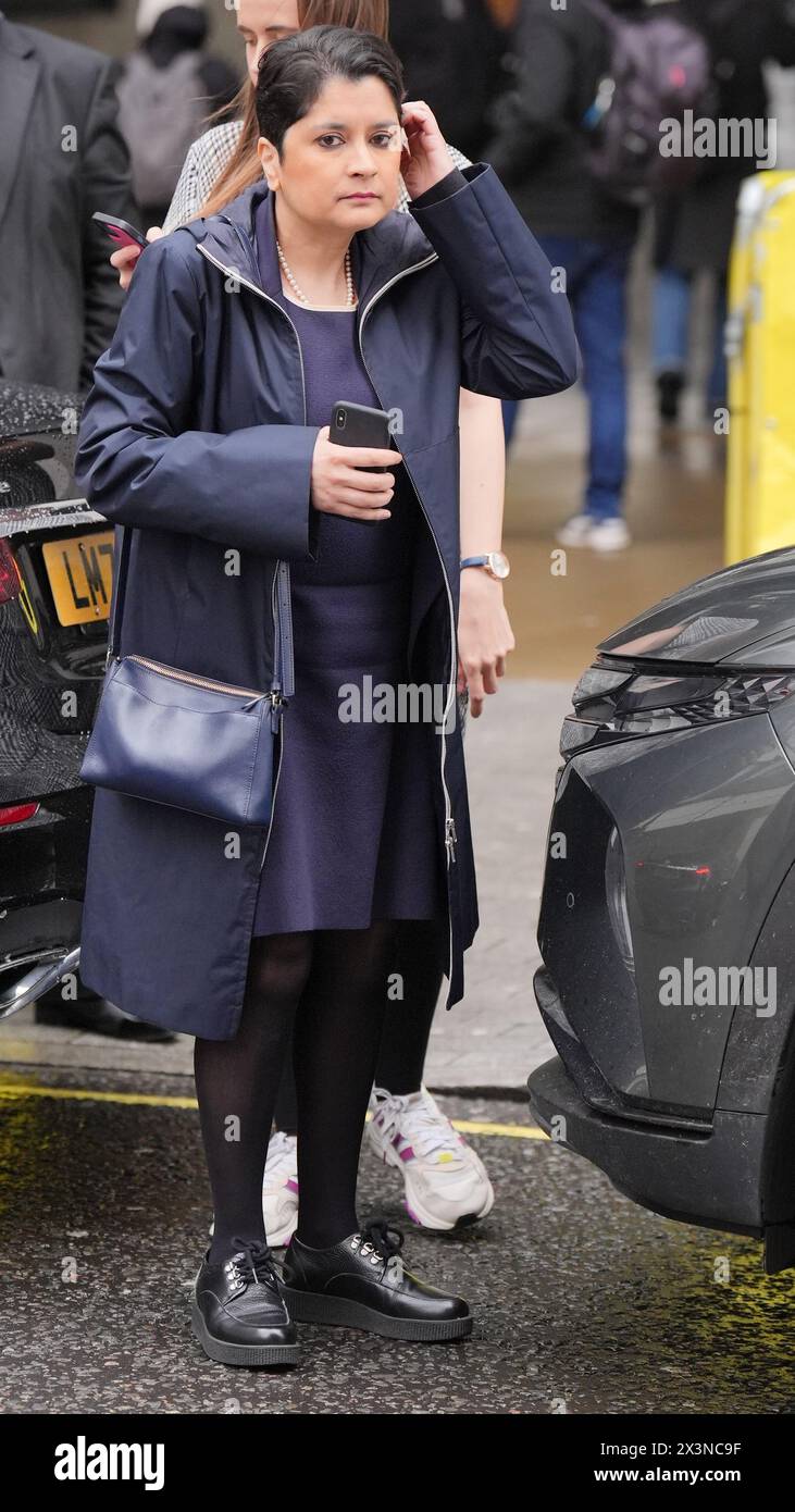 Baroness Shami Chakrabarti verlässt das BBC Broadcasting House in London, nachdem sie am Sonntag mit Laura Kuenssberg in der Sendung BBC One zu aktuellen Angelegenheiten auftrat. Bilddatum: Sonntag, 28. April 2024. Stockfoto