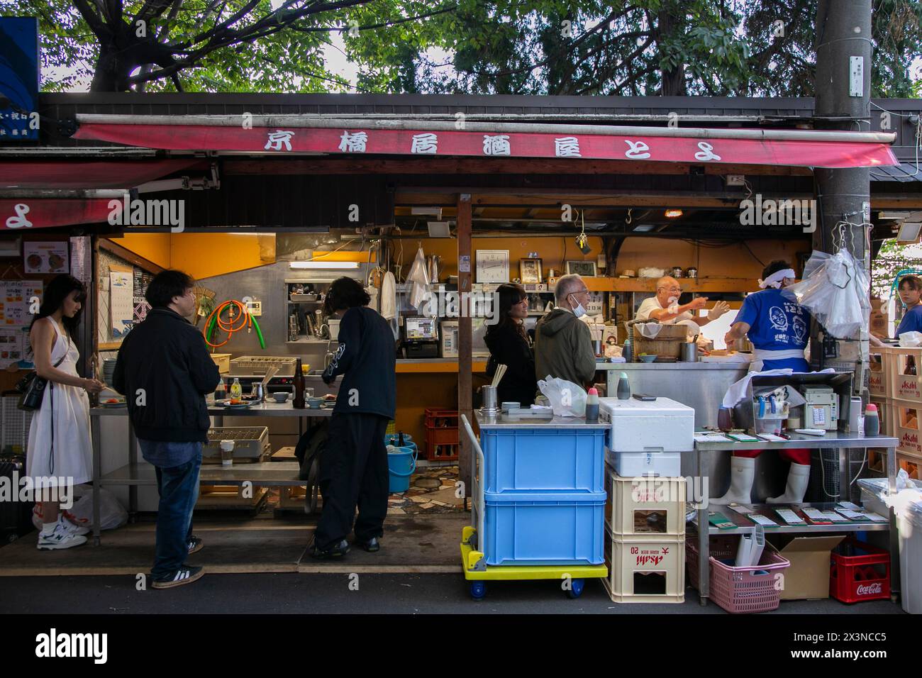 Osaka, Japan; 20. Oktober 2023: Izakaya Toyo wurde berühmt, nachdem er in der Netflix Show: Street Food Asia zu sehen war. Stockfoto