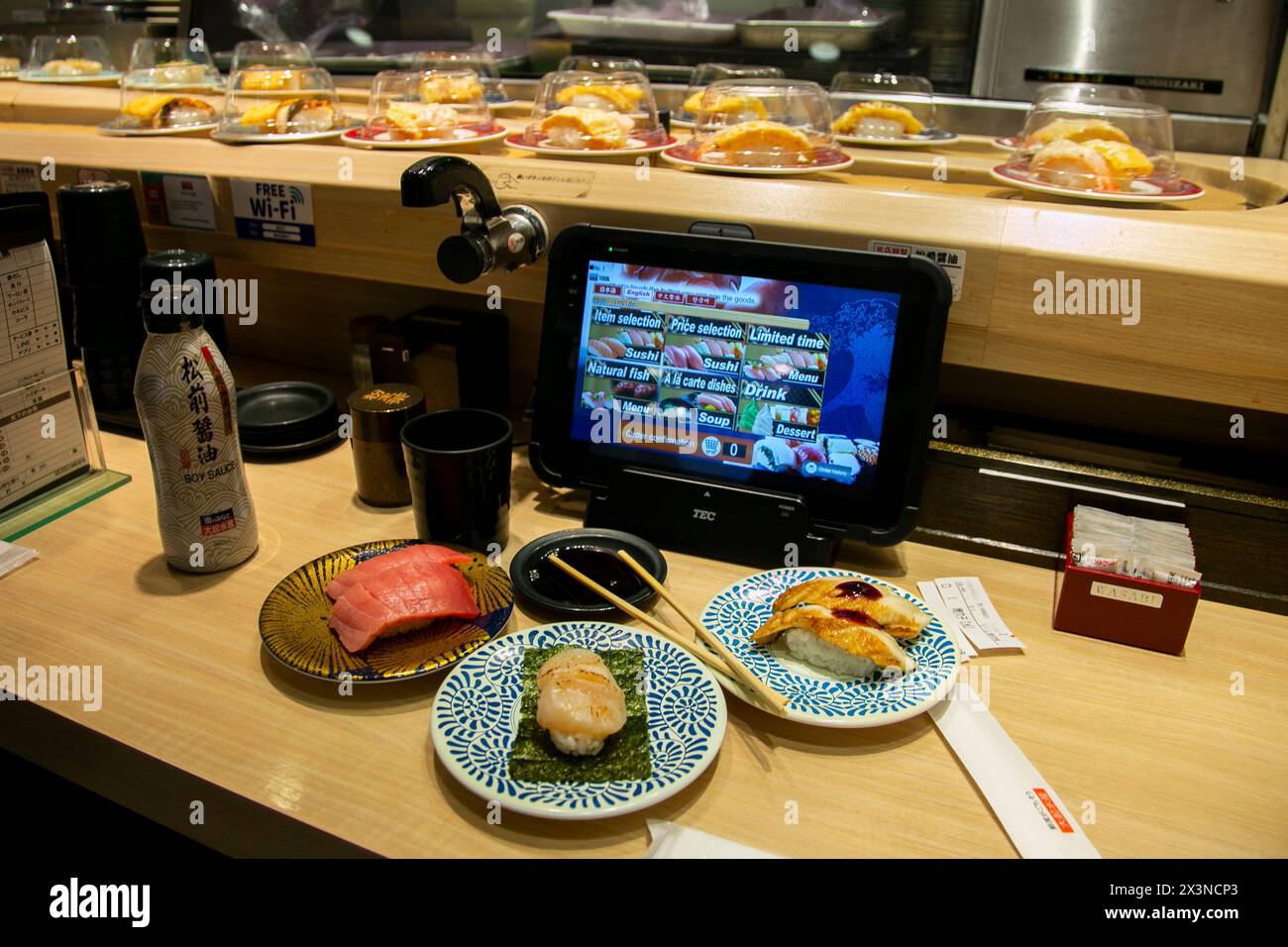Osaka, Japan; 20. Oktober 2023: Kaitenzushi ist ein Sushi-Restaurant, in dem die Gerichte auf einem Förderband abgelegt werden, das durch das Restaurant läuft. Stockfoto