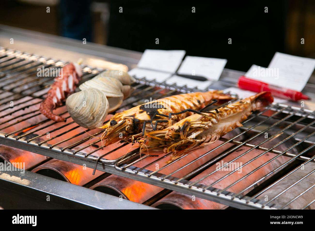 Meeresfrüchte und Fisch, zubereitet auf einem Grill auf dem Osaka Fischmarkt in Japan. Stockfoto