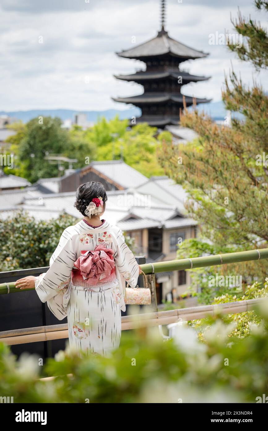 Japanischer Kimono Porträt Rückansicht. Kyoto, Japan. Traditioneller japanischer Hintergrund. Stockfoto
