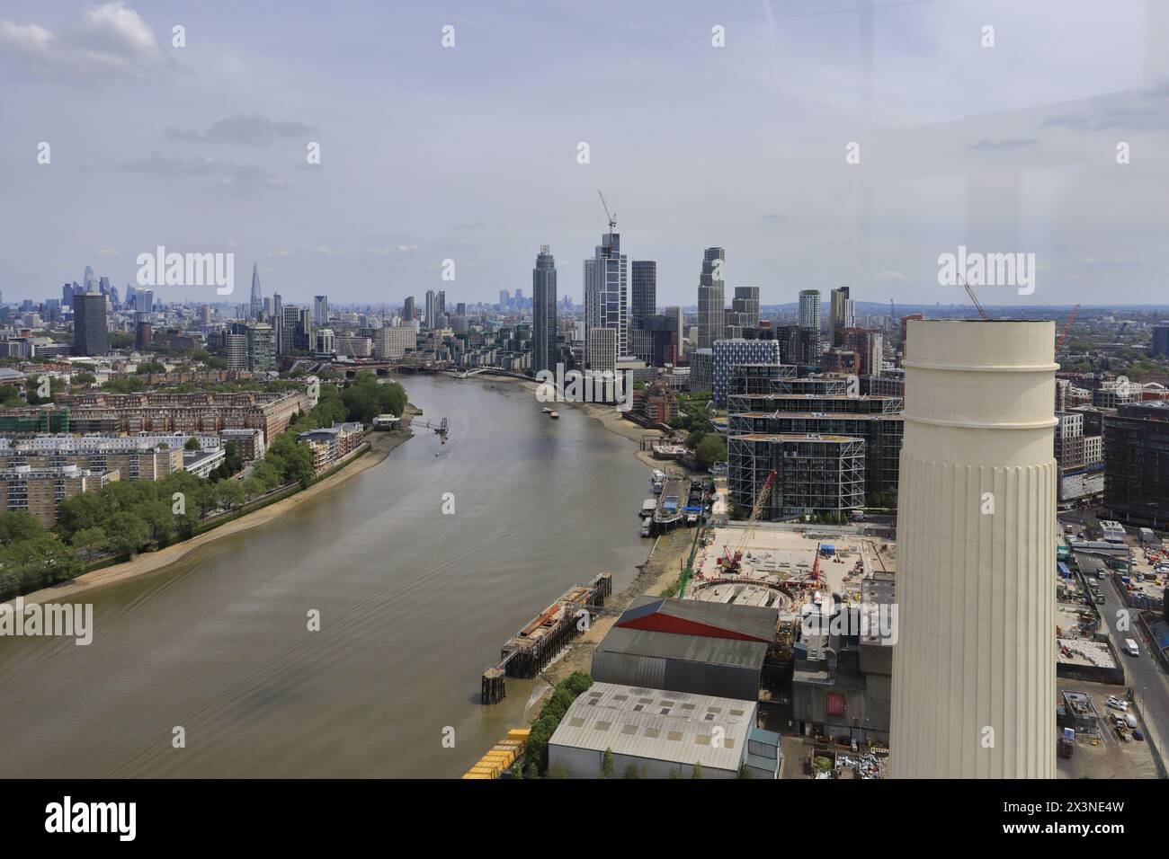 Blick nach Osten entlang der Themse, vom Lift 109, Battersea Power Station, Battersea, London, England Stockfoto