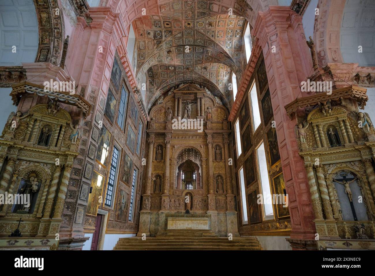 Old Goa, Indien - 2. Februar 2024: Kirche des Heiligen Franz von Assisi, erbaut 1661 von den Portugiesen in Old Goa, Indien. Stockfoto