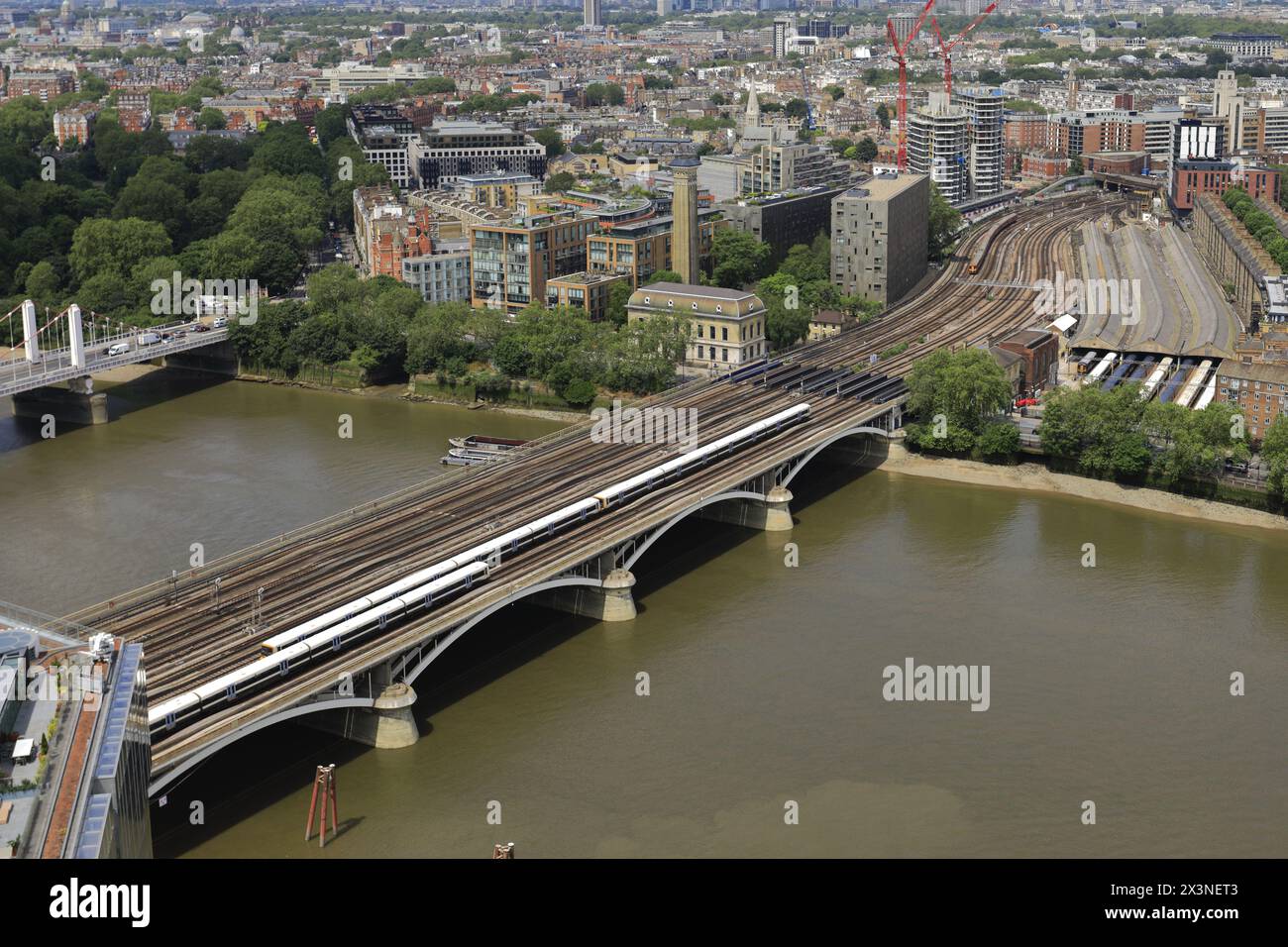 Southern Rail Züge auf der Grosvenor Bridge, Blick vom Lift 109, Battersea Power Station, Battersea, London, England Stockfoto