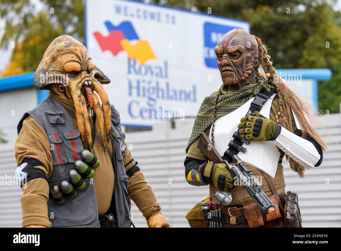 Cosplayer in Star-Wars-artigen Alien-Kostümen auf dem Scottish Comic Con, Royal Highland Centre, Ingliston, Edinburgh, Schottland, UK Stockfoto