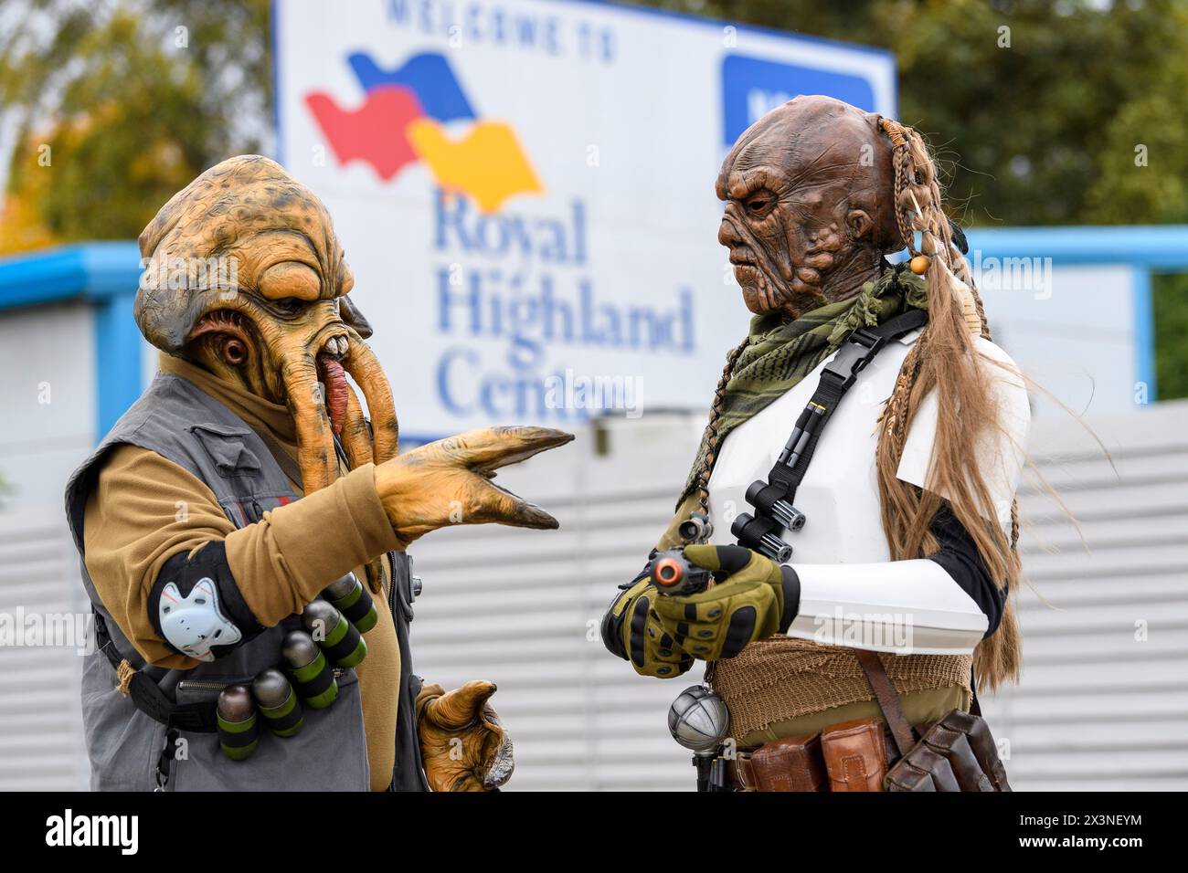 Cosplayer in Star-Wars-artigen Alien-Kostümen auf dem Scottish Comic Con, Royal Highland Centre, Ingliston, Edinburgh, Schottland, UK Stockfoto