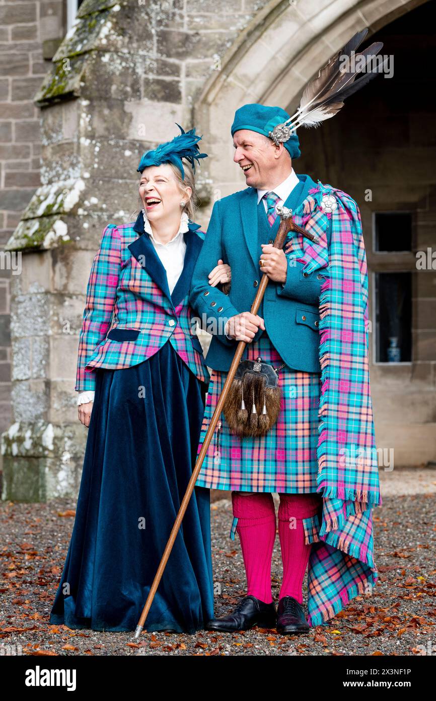 Im Bild: Clan Chief Mike Buchanan mit Ehefrau Paula Schottlands alte Clans vereinen sich, um den Buchanan-Chef Clan Buchanan, einen der meisten anc Schottlands, zu „krönen“ Stockfoto