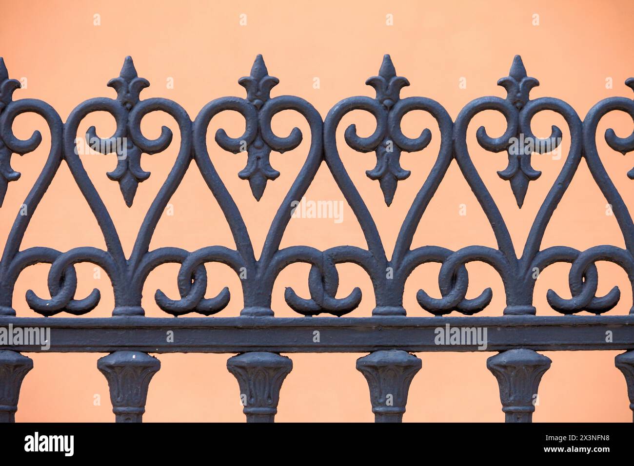French Quarter, New Orleans, Louisiana. Gusseiserne Geländer der Villa Gauche, erbaut 1856. Eisenwerk, hergestellt in Saarbrücken, Deutschland. Stockfoto