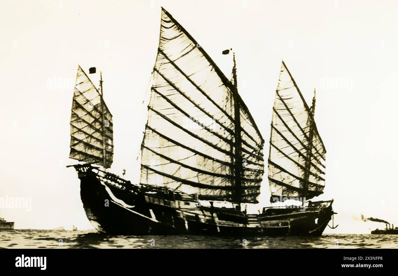 Im 19. Jahrhundert waren chinesische Segelschiffe und eisenverkleidete Kriegsschiffe auf der Meeresoberfläche der Zhifu-Bucht zu sehen. Yantai Shandong China Stockfoto