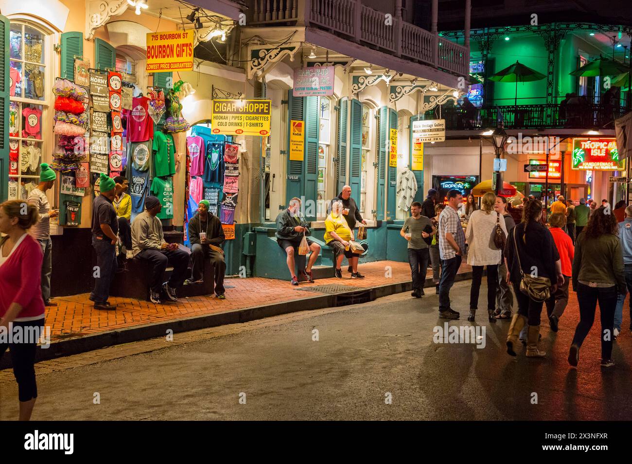 French Quarter, New Orleans, Louisiana.  Bourbon Street in der Nacht. Stockfoto
