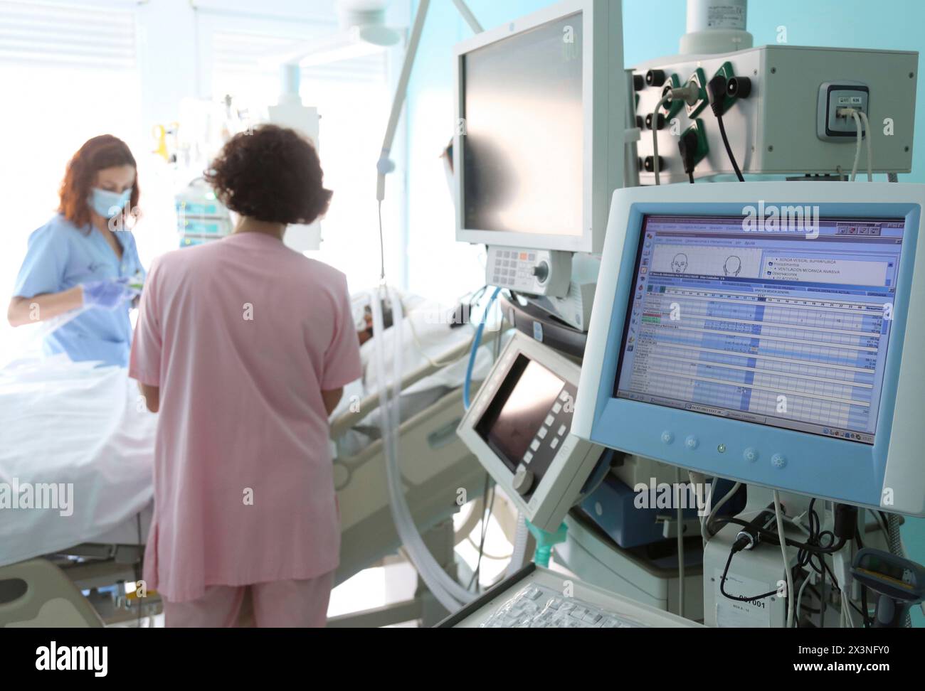 Zimmer, Krankenschwester kümmert sich, Intensivstation ICU, Donostia Hospital, San Sebastian, Donostia, Gipuzkoa, Baskisches Land, Spanien Stockfoto