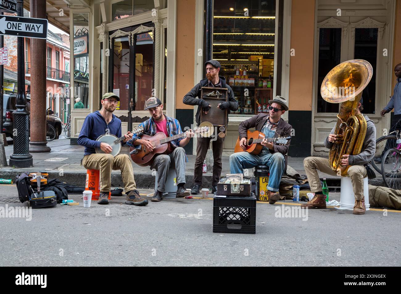 French Quarter, New Orleans, Louisiana.  Straßenmusiker auf Royal Street. Stockfoto